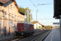 Im Bf Chodov setzt die Lokomotive des Museumszug an das andere Zugende um. (Bildquelle: TSD)