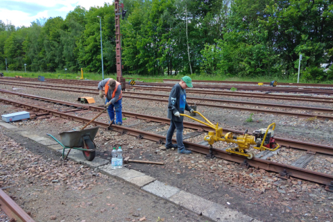 Unter fachkundiger Anleitung von Dieter Neumann beginnt Tim Zolkos jun. am 29. Mai 2020 mit dem Lösen der Schienenbefestigungen und bereitet den nächsten Gleisbau im Eisenbahnmuseum vor. Foto: Tim Zolkos sen.