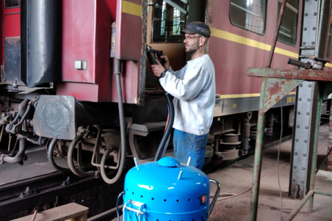 Gert Mildner bereitet am 6. Juni 2020 den Einbau der neu angefertigten Türrahmen am Speisewagen vor. Foto Tim Zolkos