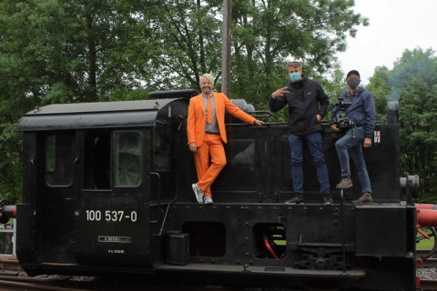 Nach entsprechender Arbeitsschutz- und Coronabelehrung fuhr am 7. Juni 2020 ein Filmteam des MDR mit dem Sänger Ross Antony auf der VSE-Kö 100 537-0. Foto Axel Schlenkrich